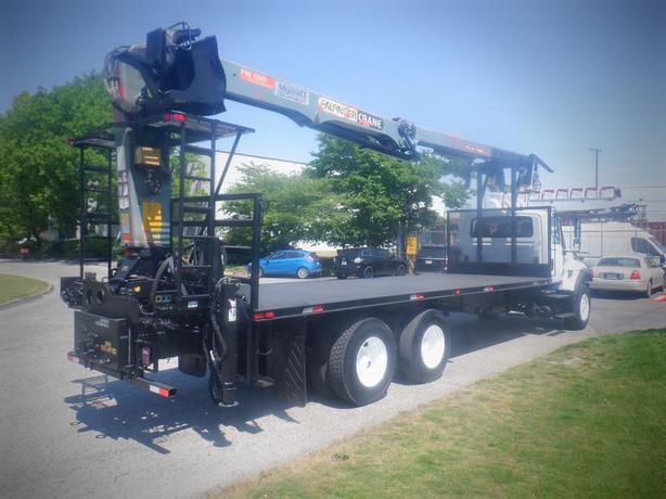 2006 International 7500 Flat Deck 25 foot With Crane Air Brakes 3 Seater Diesel  image 7