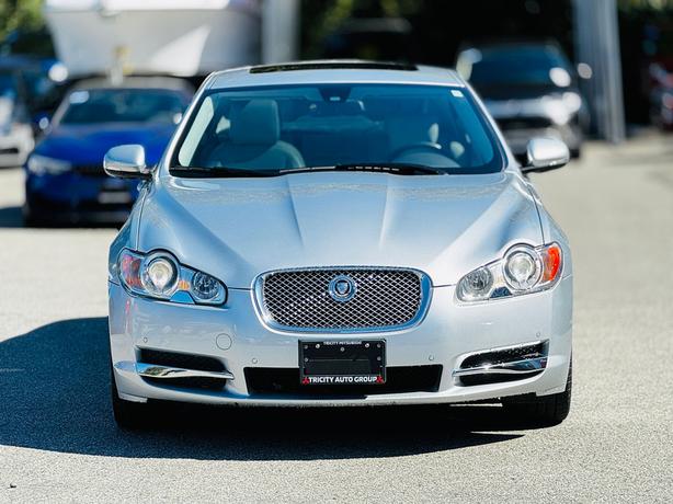 2011 Jaguar XF 4dr Sdn Premium Luxury image 3