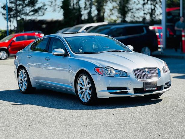 2011 Jaguar XF 4dr Sdn Premium Luxury image 4