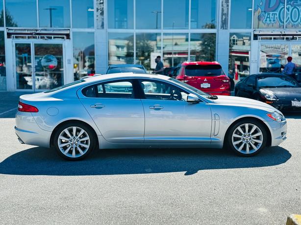 2011 Jaguar XF 4dr Sdn Premium Luxury image 5