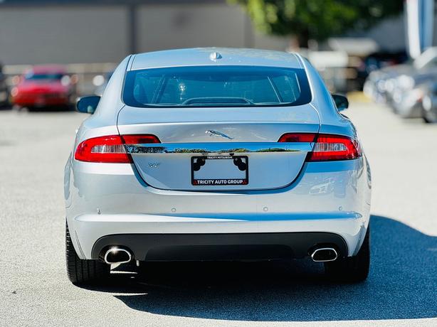 2011 Jaguar XF 4dr Sdn Premium Luxury image 7