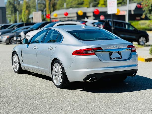2011 Jaguar XF 4dr Sdn Premium Luxury image 8