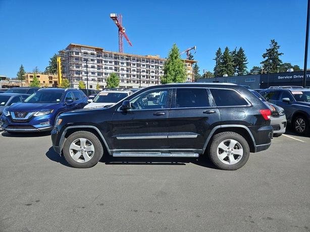 2011 Jeep Grand Cherokee Laredo image 3