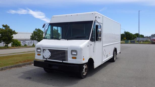 2011 Ford Econoline E-450 Cargo Step Van With Shelving image 4
