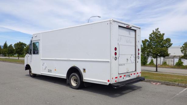 2011 Ford Econoline E-450 Cargo Step Van With Shelving image 7
