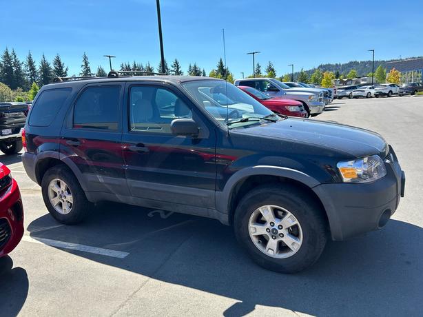2005 Ford Escape 4dr XLT Auto 4WD | Cruise Control | Keyless Entry! image 4