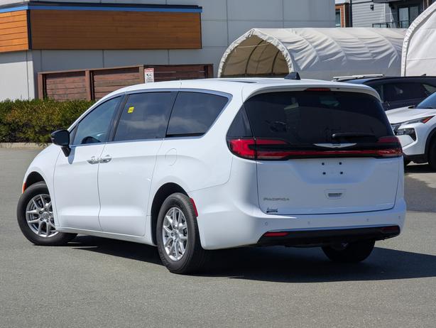 2024 Chrysler Pacifica image 8