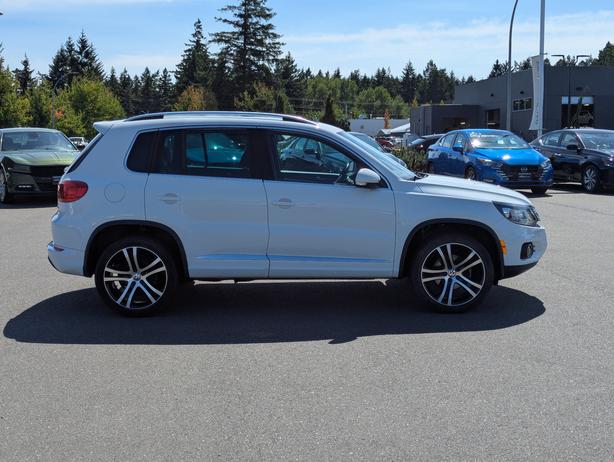 2017 Volkswagen Tiguan Highline - Low Mileage, Sunroof, Heated Seats, AWD image 5