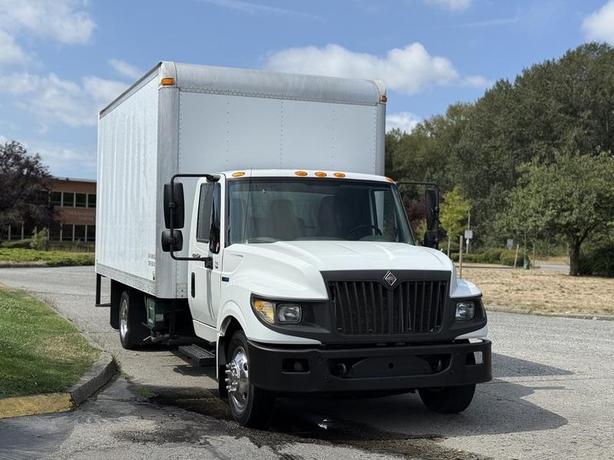 2014 International TerraStar 16-Foot Cube Van Box Truck Diesel image 2