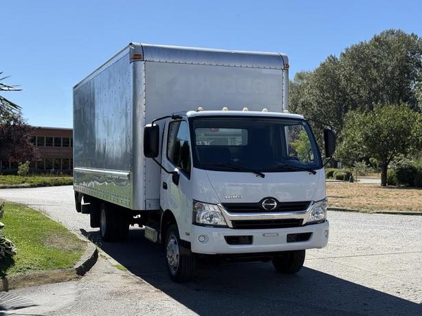 2018 Hino 195 20-Foot Diesel Cube Van with Power Lift Gate image 2
