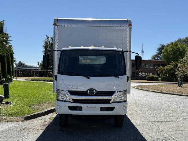 2018 Hino 195 20-Foot Diesel Cube Van with Power Lift Gate image 3