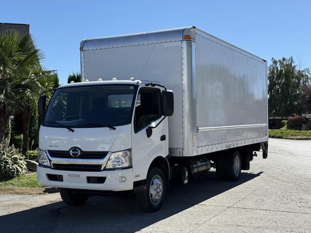 2018 Hino 195 20-Foot Diesel Cube Van with Power Lift Gate image 4