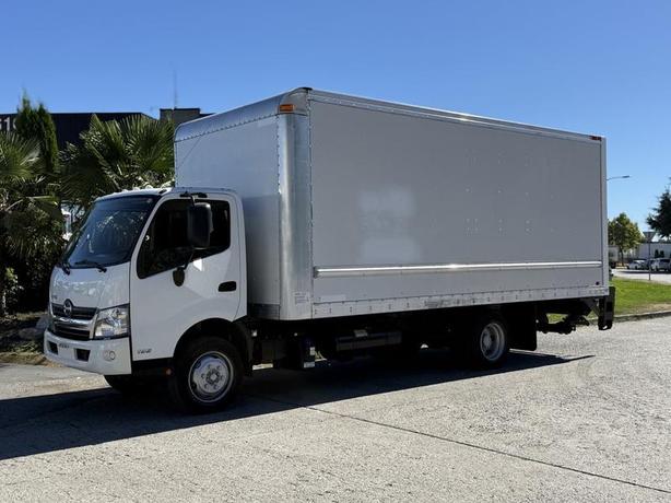 2018 Hino 195 20-Foot Diesel Cube Van with Power Lift Gate image 5