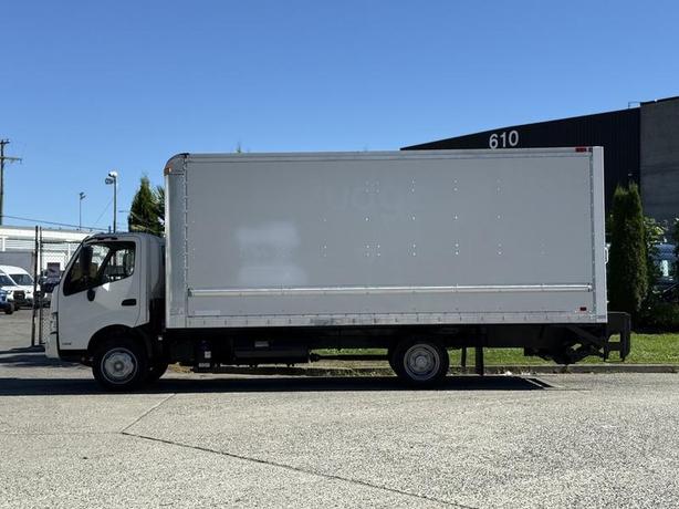 2018 Hino 195 20-Foot Diesel Cube Van with Power Lift Gate image 6