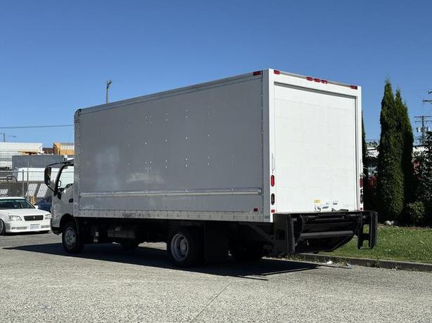 2018 Hino 195 20-Foot Diesel Cube Van with Power Lift Gate image 7