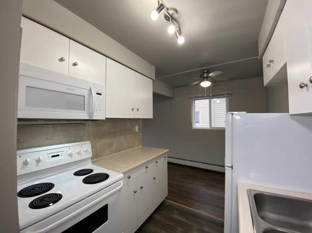 1 bedroom Riverside Estates image 6