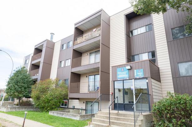 2 bedroom Hampton Court image 1