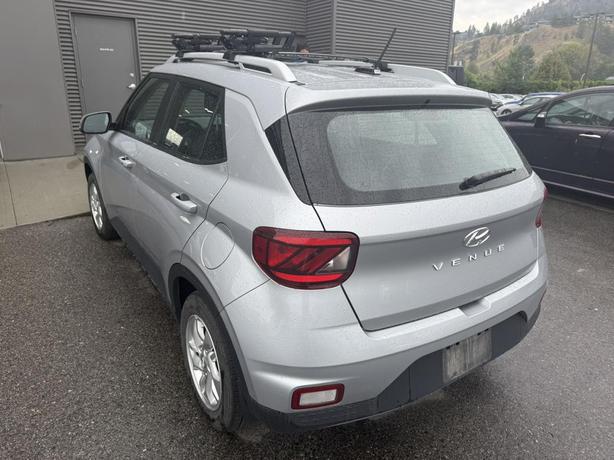2023 Hyundai Venue Preferred image 3