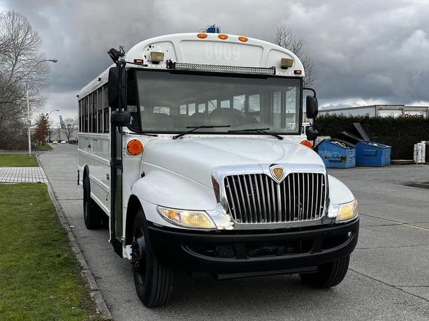 2013 International 4200 21 Passenger Bus Diesel Hydraulic Brakes image 2