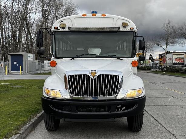 2013 International 4200 21 Passenger Bus Diesel Hydraulic Brakes image 3