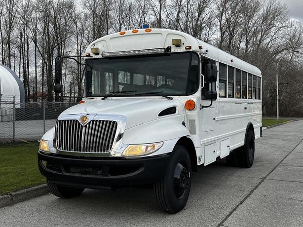 2013 International 4200 21 Passenger Bus Diesel Hydraulic Brakes image 4