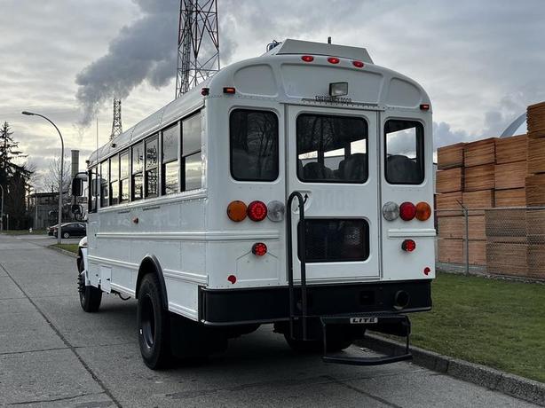 2013 International 4200 21 Passenger Bus Diesel Hydraulic Brakes image 8