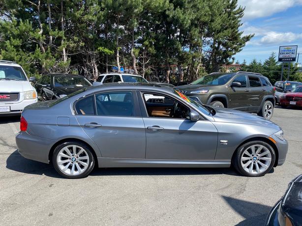 2011 BMW  328i xDrive AWD 3.0 6cyl roof nav image 4