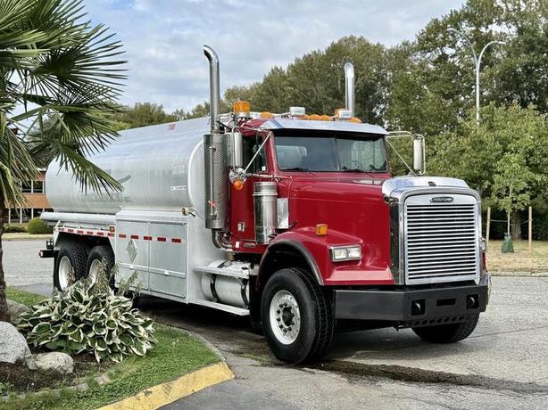 2007 Freightliner FLD120 18,100-Litre Fuel Tank Truck Diesel with Air Brakes image 1