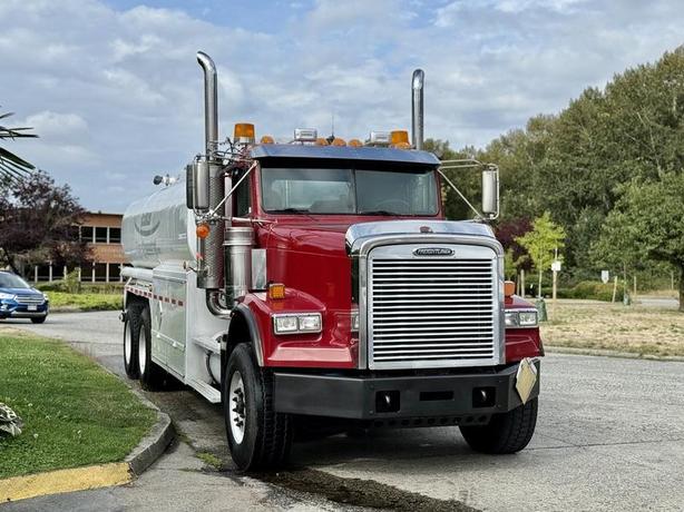2007 Freightliner FLD120 18,100-Litre Fuel Tank Truck Diesel with Air Brakes image 2