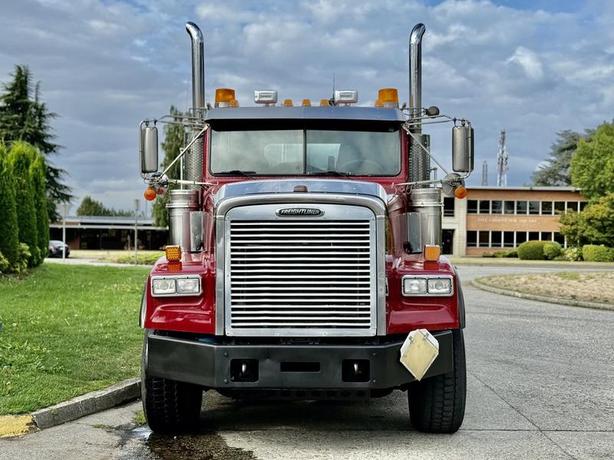 2007 Freightliner FLD120 18,100-Litre Fuel Tank Truck Diesel with Air Brakes image 3