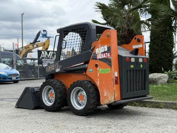 2017 Gehl R105 Skid Steer Loader image 7