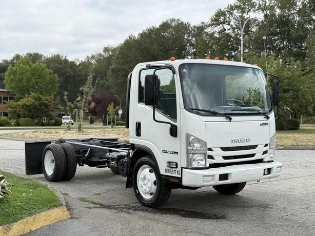 2017 Isuzu NPR HD Cab & Chassis image 1