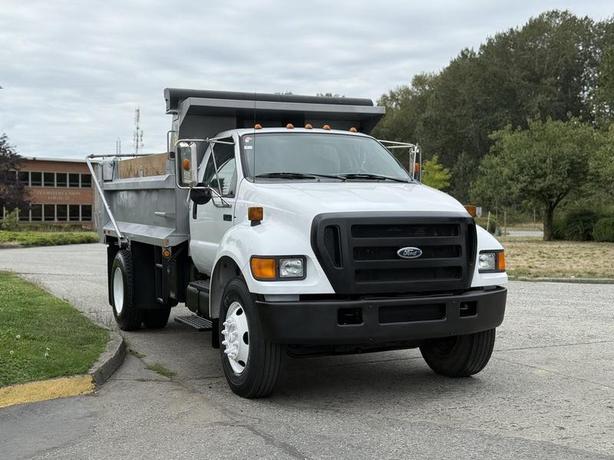 2004 Ford F-750 Regular Cab Dually Diesel 2WD 12-Foot Dump Truck image 2