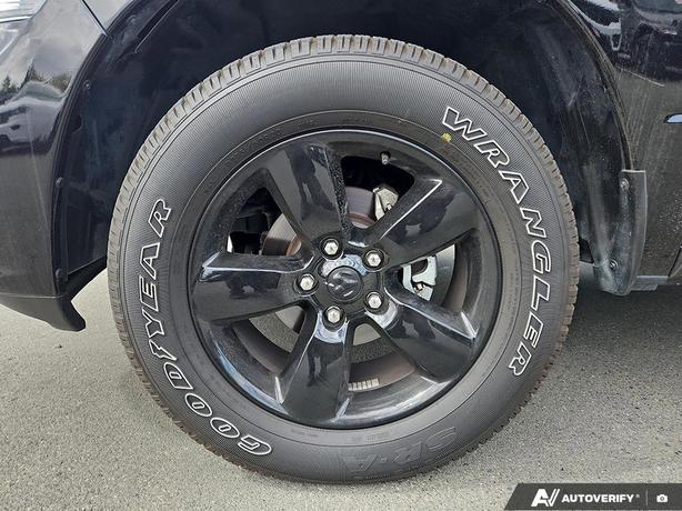 2023 RAM 1500 Classic Express 4x4 Crew Cab 5'7 Box | No Reported Accidents! image 6