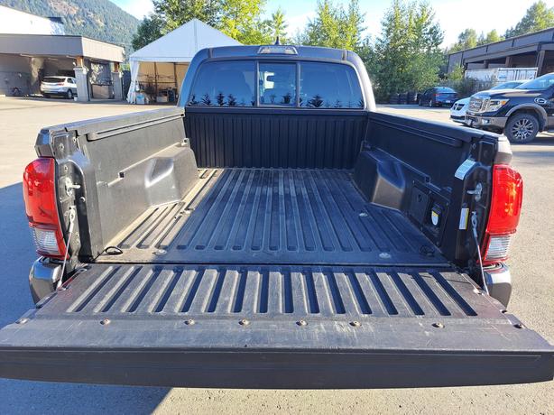 2020 Toyota Tacoma SR5 4WD - Heated Seats image 8