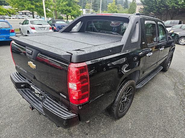 2008 Chevrolet  Avalanche LTZ image 3