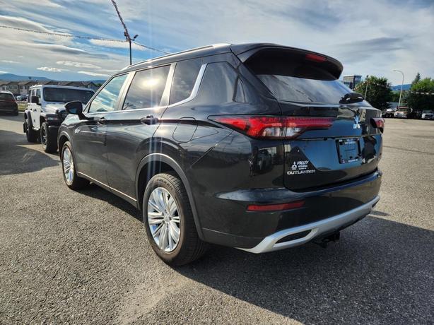 2025 Mitsubishi Outlander PHEV SE | Panoramic Sunroof | Power Liftgate | Heated  image 4