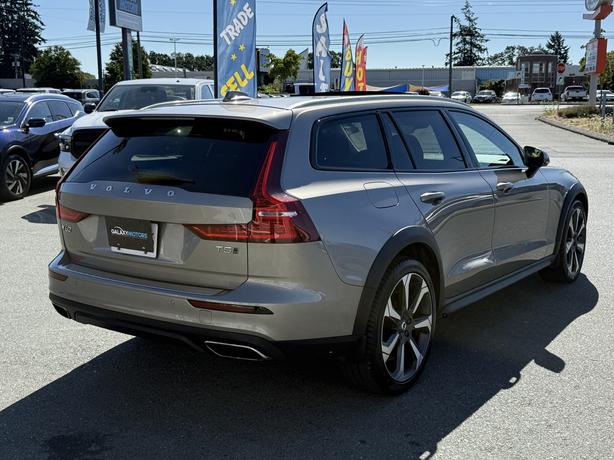 2022 Volvo V60 Cross Country T5 AWD -  Power Moonroof & Parking Camera Rear image 6
