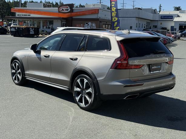 2022 Volvo V60 Cross Country T5 AWD -  Power Moonroof & Parking Camera Rear image 8