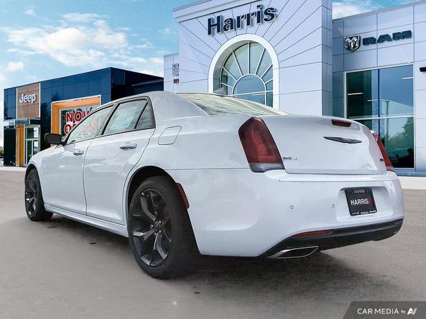 2022 Chrysler 300 300 Touring L RWD | Panoramic Sunroof! image 4