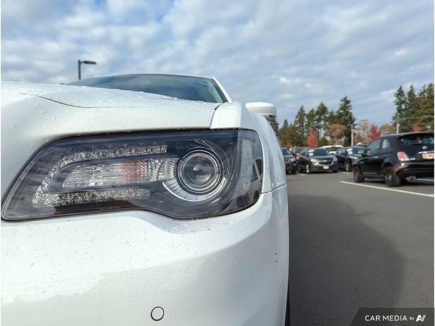2022 Chrysler 300 300 Touring L RWD | Panoramic Sunroof! image 8