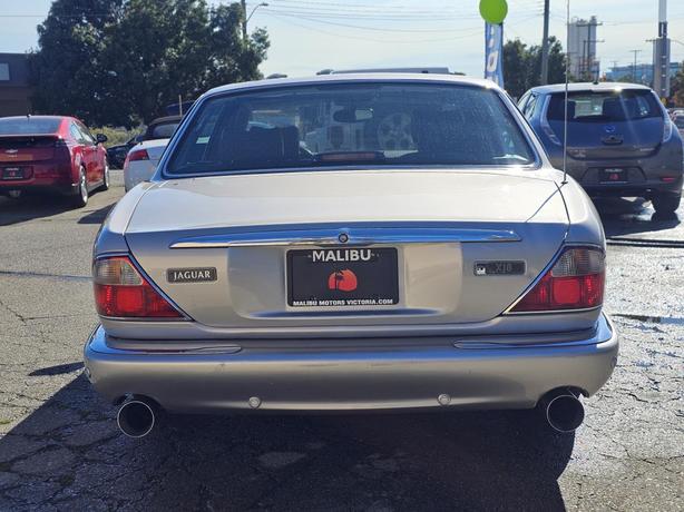 2001 Jaguar XJ 4dr Sdn XJ8 image 3