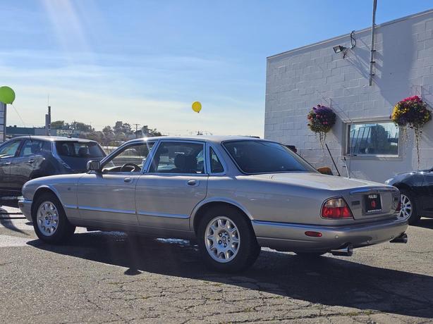 2001 Jaguar XJ 4dr Sdn XJ8 image 4