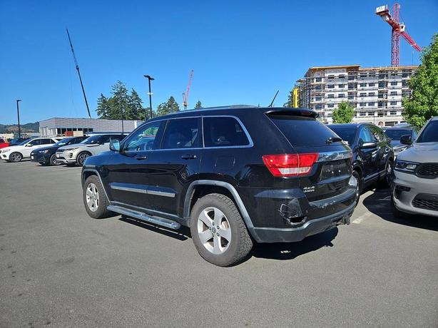 2011 Jeep Grand Cherokee 4WD 4dr Laredo | Keyless Entry | No Reported Accidents! image 4