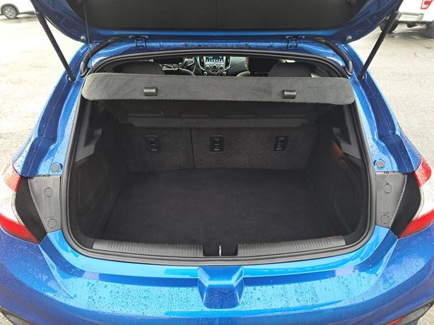 2017 Chevrolet Cruze RS - Manual, Heated Seats, Moonroof image 8