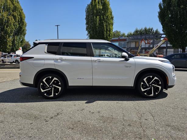 2023 Mitsubishi Outlander PHEV SEL - No Accidents, 1 Owner, Power Liftgate image 4