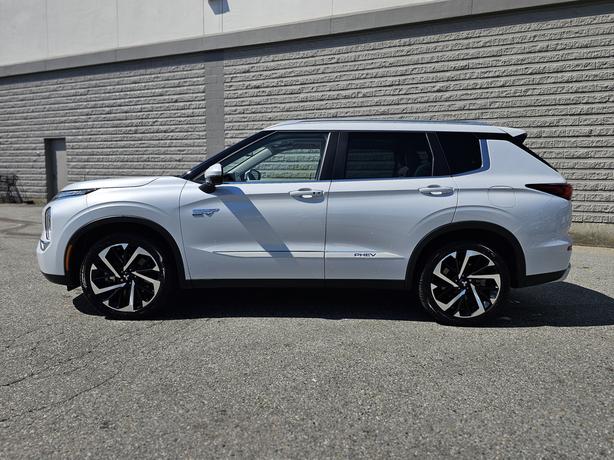 2023 Mitsubishi Outlander PHEV SEL - No Accidents, 1 Owner, Power Liftgate image 8