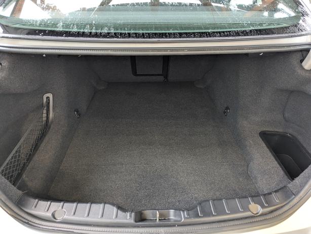 2013 BMW 5 Series 528i xDrive - AWD, Sunroof, Leather, Bluetooth image 8