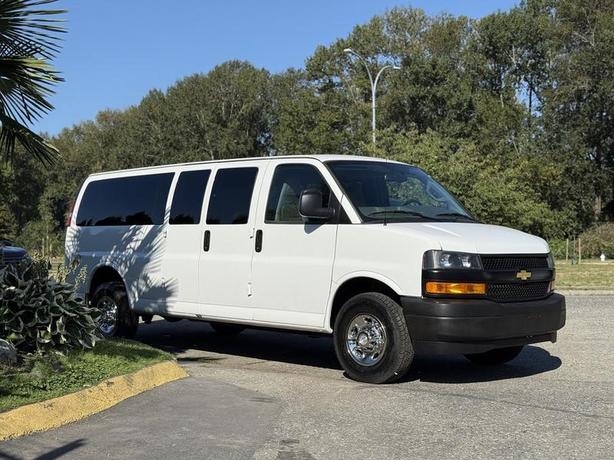 2021 Chevrolet Express 3500 12-Passenger Van image 1