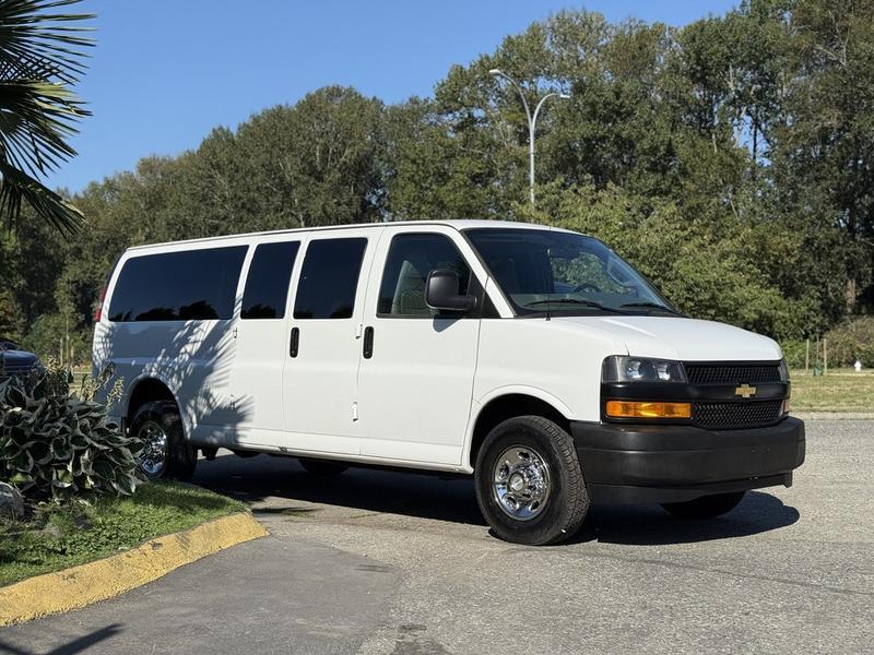 2021 Chevrolet Express 3500 12-Passenger Van display photo